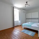 Iginia, Villa